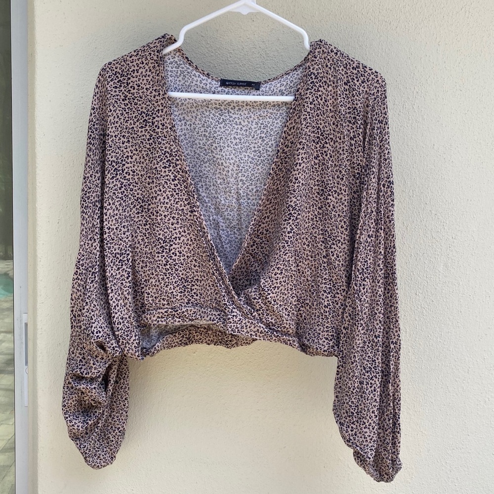 GYPSY ROSE cheetah long sleeve cropped top